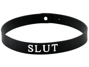 Silikonový obojek SLUT – Obojky a vodítka pro BDSM hrátky